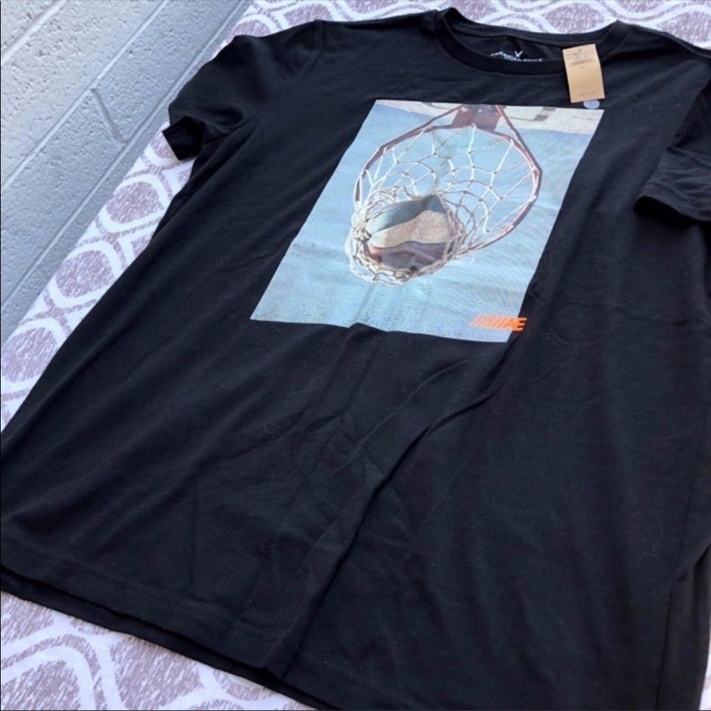 BNWT American Eagle Outfitters Men’s Large s/s Graphic T-shirt